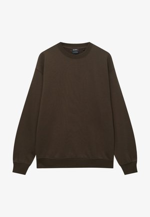 Sudadera de manga larga y cuello redondo de color marrón oscuro, con puños y dobladillo acanalados, extendida y con la etiqueta visible en el interior del cuello.