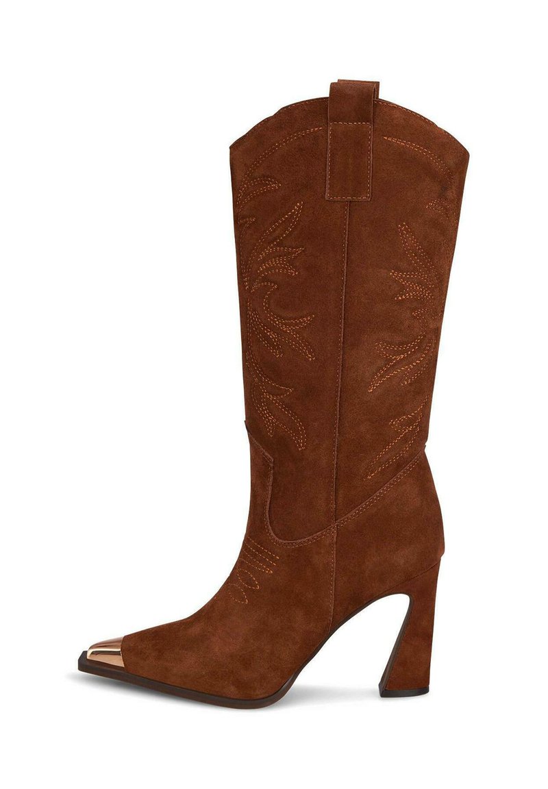 Stivale cowboy in suede marrone con punta affusolata, punta metallica dorata e motivi di cucitura decorativa sul gambale. Design con tacco a stiletto.