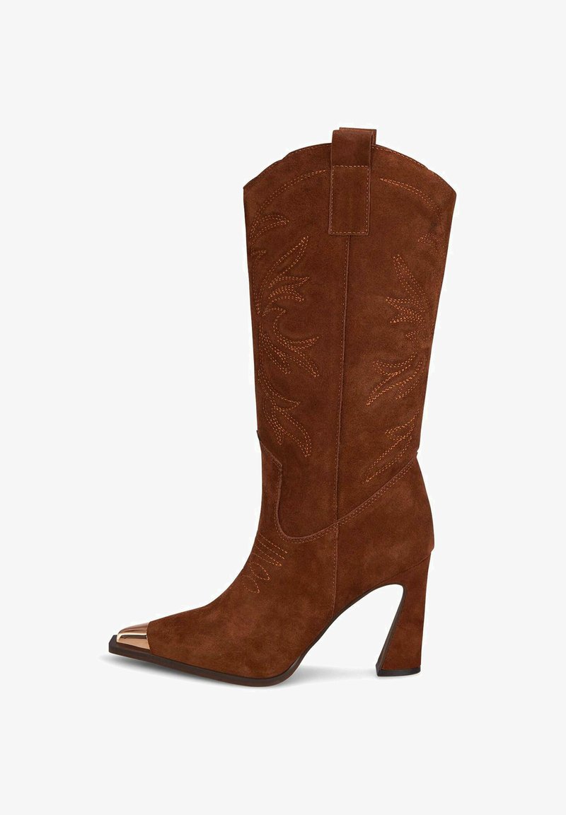 Brązowy zamszowy kowbojski but z ostrym noskiem, metalicznie złotym czubkiem i dekoracyjnymi wzorami szycia na cholewce. Projekt obcasa w stylu stiletto.