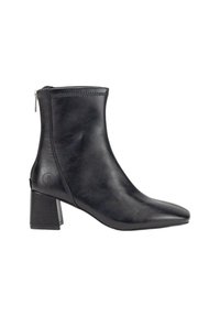 Bota de tobillo de cuero negro con punta afilada y tacón cuadrado. Presenta un cierre de cremallera y un detalle de costura a lo largo del borde superior.