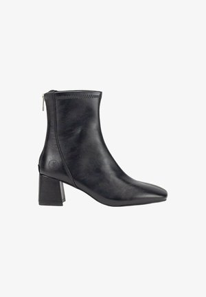 Bota de tobillo de cuero negro con punta afilada y tacón cuadrado. Presenta un cierre de cremallera y un detalle de costura a lo largo del borde superior.