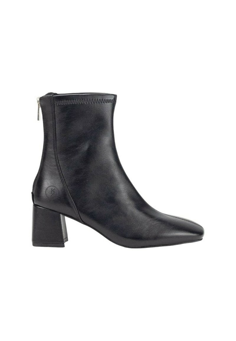 Bota de tobillo de cuero negro con punta afilada y tacón cuadrado. Presenta un cierre de cremallera y un detalle de costura a lo largo del borde superior.
