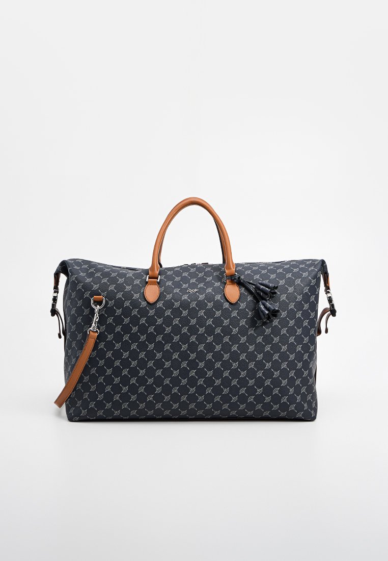 Marineblaue Duffle-Tasche aus gemustertem Stoff mit hellbraunen Lederakzenten, zwei oberen Griffen und einem abnehmbaren Schultergurt. Verfügt über Quastendetails.