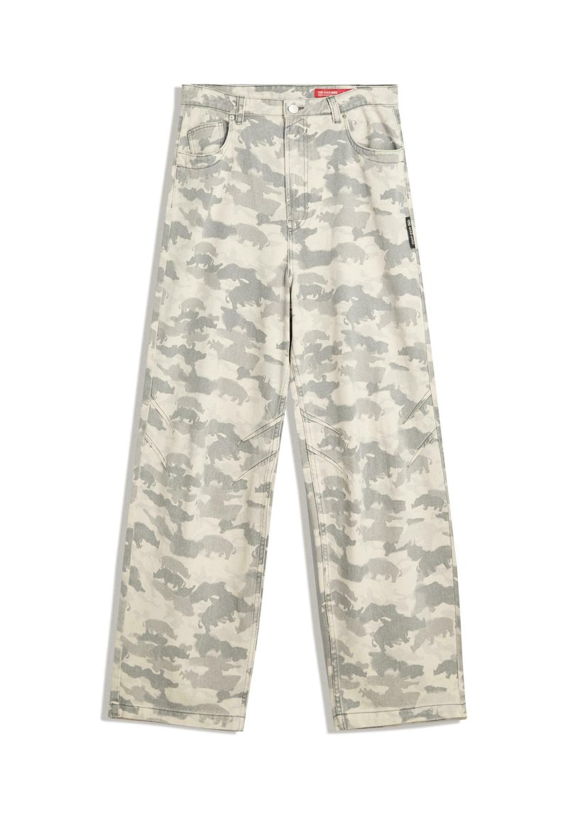 Šedé maskovacie cargo nohavice vyrobené z odolného materiálu. Majú vnútorné vrecká a uvoľnený strih. Diskrétny zvierací vzor v svetlejších odtieňoch.