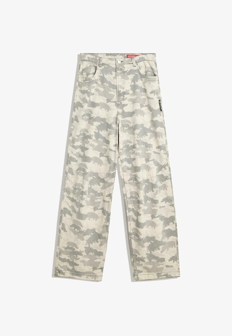 Pantaloni cargo grigi mimetici realizzati in tessuto resistente. Dotati di tasche a toppa e vestibilità comoda. Sottotoni di motivi animali in tonalità più chiare.