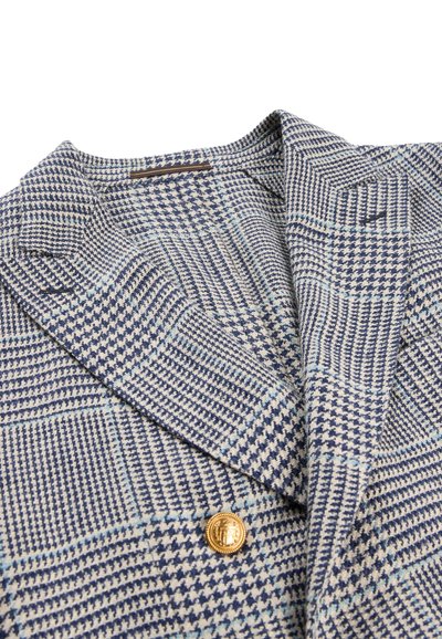Blazer con cuello, con patrón de pata de gallo y cuadros en azul y blanco, con un solo botón decorativo dorado en el frente.