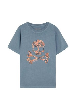 Camiseta azul de manga corta con un gráfico de calavera y huesos cruzados con patrón floral en naranja y azul oscuro en el frente.