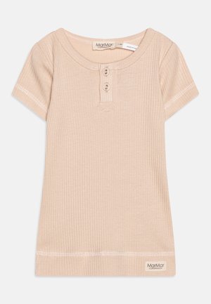 Camiseta beige acanalada para niño pequeño con mangas cortas, cuello redondo, dos botones delanteros y etiqueta MarMar Copenhagen en el dobladillo inferior.