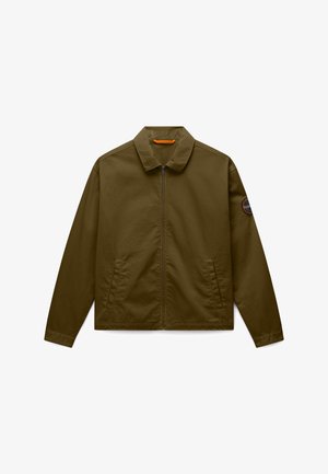 Brun jakke med lynlås og krave, to frontlommer, lange ærmer og rundt logo mærke på venstre ærme.