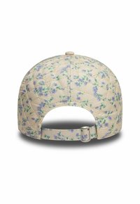 Gep quiltete Kappe aus einem hellbeigen Stoff mit verstreuten blauen Blumenmustern. Verstellbarer Riemen auf der Rückseite mit einer metallischen Schnalle.