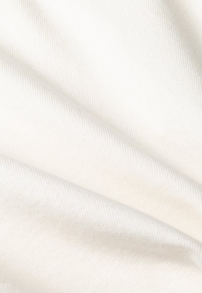 Baltas medvilnės audinys su lygiu paviršiumi, rodančiu įstrižas audimo raštus ir subtilius raukšles.