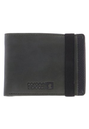 Cartera de piel en verde oscuro con una banda elástica negra texturizada y un logo. Presenta un diseño elegante y minimalista con bordes cosidos.