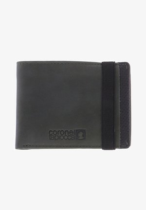 Cartera de piel en verde oscuro con una banda elástica negra texturizada y un logo. Presenta un diseño elegante y minimalista con bordes cosidos.