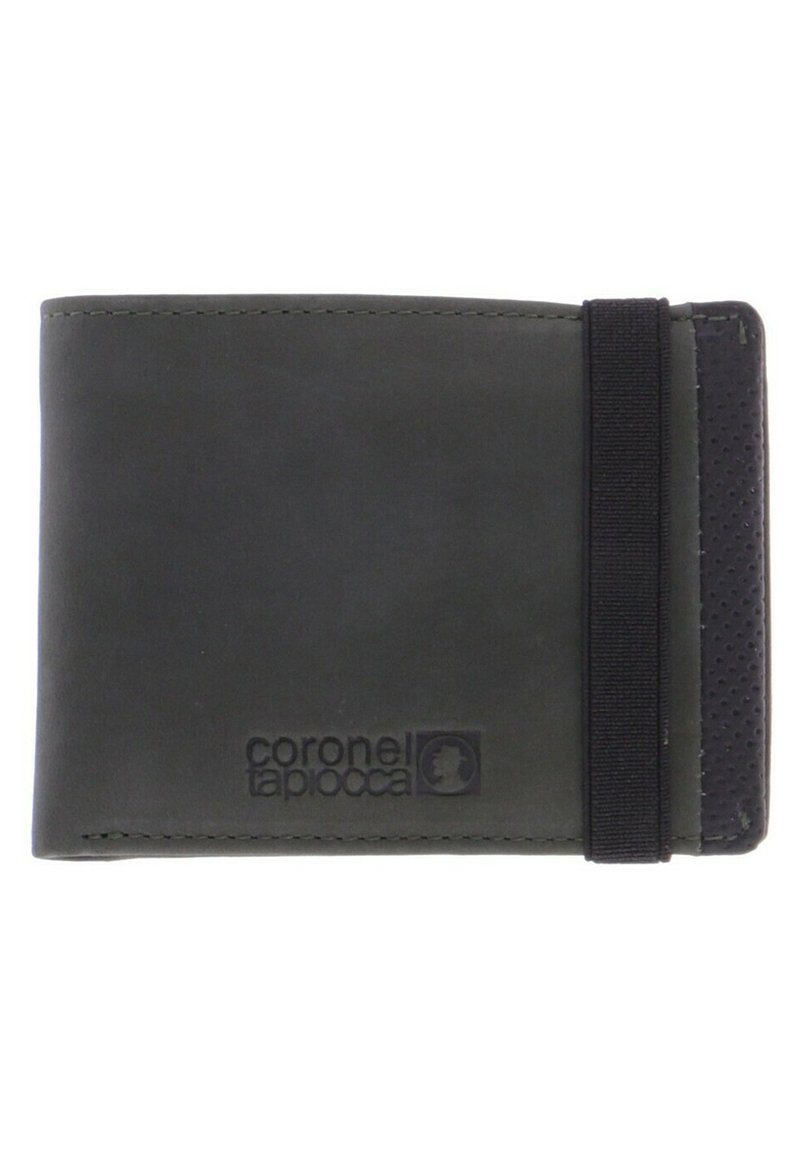 Cartera de piel en verde oscuro con una banda elástica negra texturizada y un logo. Presenta un diseño elegante y minimalista con bordes cosidos.