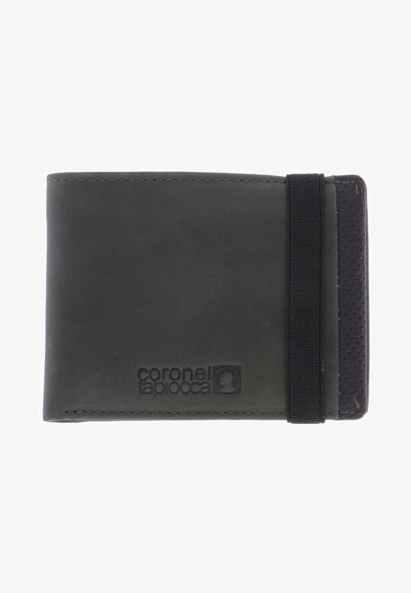 Cartera de piel en verde oscuro con una banda elástica negra texturizada y un logo. Presenta un diseño elegante y minimalista con bordes cosidos.