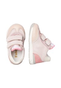Helle rosa Kleinkind-Sneaker mit Akzenten aus Wildleder und synthetischem Leder, ausgestattet mit zwei Klettverschlüssen und einer strukturierten Gummisohle.