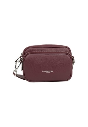 Borsa a tracolla in pelle bordeaux con finitura testurizzata, dotata di due scomparti con zip e logo argento. Tracolla regolabile.