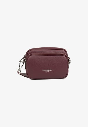 Borsa a tracolla in pelle bordeaux con finitura testurizzata, dotata di due scomparti con zip e logo argento. Tracolla regolabile.