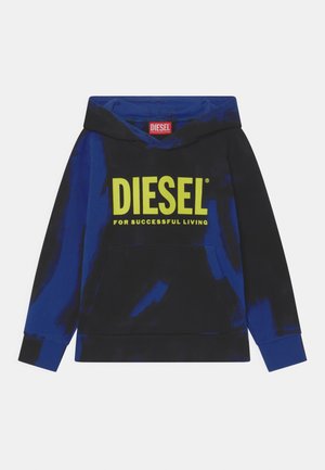 Bluza z kapturem w czarno-niebieskim tie-dye, z wyraźnym żółtym logo "DIESEL". Wykonana z miękkiego materiału, z kieszenią kangurką.