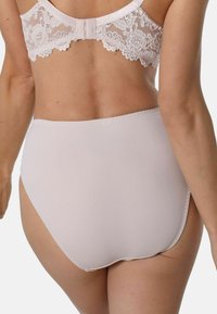 Helle rosa hochgeschnittene Unterhosen aus glattem Stoff mit genähten Kanten, ausgestattet mit einem zarten Spitzenbund und einem nahtlosen Design.