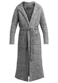 Manteau long ceinturé en laine grise avec deux poches avant et un col, design à ouverture frontale.