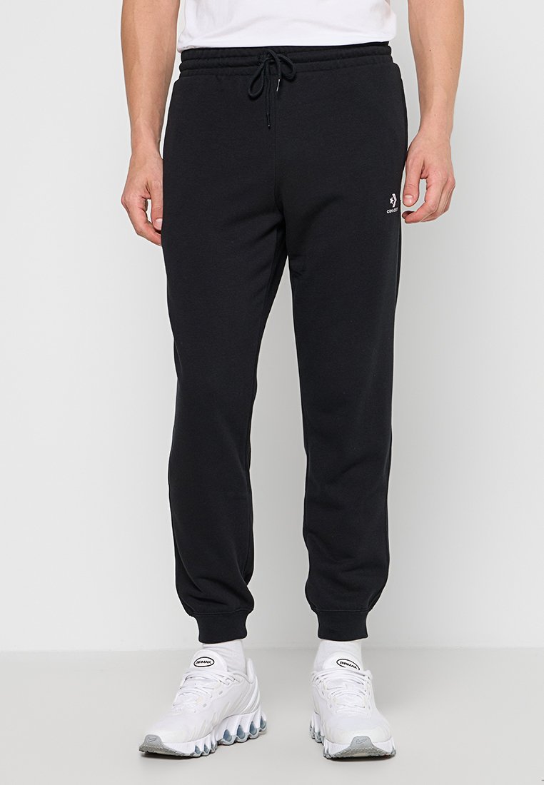 Pantaloni da jogger neri realizzati in morbido cotone, con vita elasticizzata e cordoncino, polsini a coste e un piccolo logo bianco sul davanti.