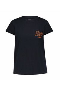 Czarny bawełniany t-shirt z krótkim rękawem. Na lewej piersi znajduje się pomarańczowe logo "Lee" oraz rok "1869" w dopasowanym, pomarańczowym haftem.