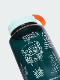 Žalia plastikinė vandens gertuvė su šviesiai mėlynu varžtiniu dangteliu ir oranžine rankena. Ant paviršiaus yra baltos gamtos ir įrangos iliustracijos.