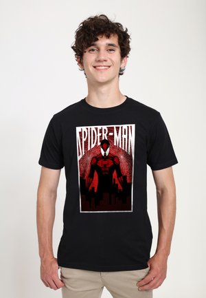 Sort t-shirt med et rødt og sort Spider-Man grafik, som fremhæver et spindelvævsdesign og silhuet af en bylinje, glat stoftekstur.