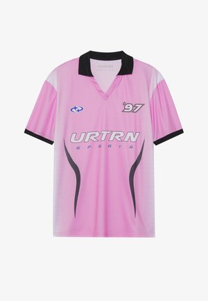 Rózsaszín sportmez fekete gallérral, "URTRN" logóval, pöttyös gradiens mintával és "97" felirattal a mellrészen. Könnyű anyag.