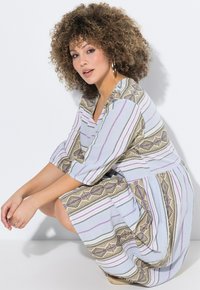 Knielanges Kleid mit gestreiftem Muster in hellblau, beige und lila. Verfügt über einen V-Ausschnitt, kurze Ärmel und ein strukturiertes Gewebe.