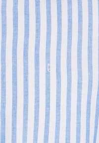 Tessuto leggero con righe verticali in azzurro chiaro e bianco. Texture liscia con un sottile motivo di tessitura e spaziatura uniforme.