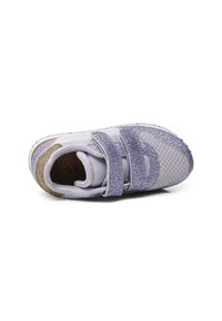 Sneaker per bambini in viola e argento con due cinturini in velcro, tessuto a rete testurizzato, forma arrotondata e suola decorata.