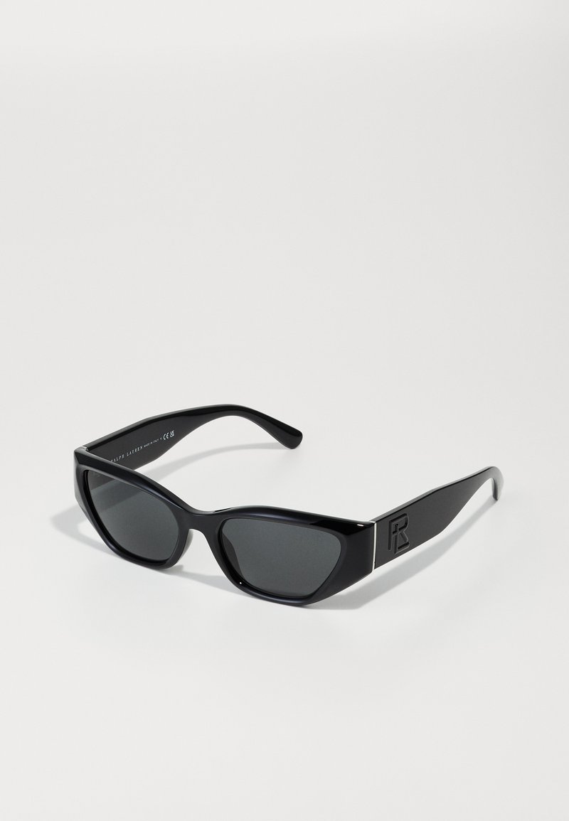 Schwarze Sonnenbrille mit glänzender Oberfläche, kantigem Design, dunklen Gläsern und einem rechteckigen Seitenakzent mit erhabenem Logo.