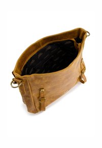 Sac en cuir brun avec une finition texturée, offrant un intérieur spacieux et une doublure noire au motif de logo répétitif. Accentué de quincaillerie en laiton.