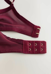 Bordeaux mesh bh med bløde stofstropper, justerbar lukning bagpå med guldlås og vertikale stikninger.