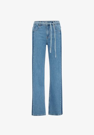 Jean en denim bleu clair avec une coupe droite, doté d'une taille à cordon de serrage et de poches standards. Le tissu a une texture lisse.