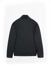 Maglietta nera a maniche lunghe con colletto, realizzata in tessuto morbido, taglio dritto e polsini con bottoni. Vista posteriore, design minimale, senza fantasie.