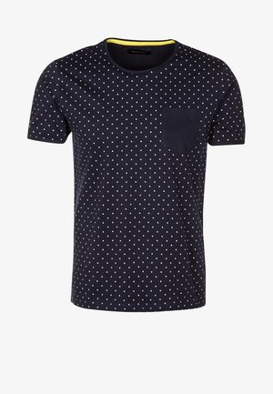 Marineblaues Baumwoll-T-Shirt mit weißen Polka-Dots, rundem Ausschnitt und einer Brusttasche vorne. Mit einem gelben Akzent entlang des Halsausschnitts.