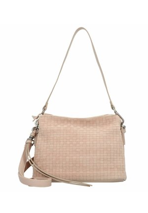 Borsa a tracolla in pelle rosa intrecciata con forma piatta, tracolla regolabile e piccoli dettagli in metallo argentato. Superficie testurizzata con motivo a griglia.