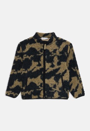 Fleece jakna na zadrgo v kamuflažnem vzorcu; vsebuje črne in bež barve, visok ovratnik in stranske žepe iz teksturirane tkanine.