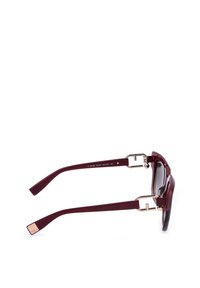Lunettes de soleil rouge foncé avec des verres dégradés et des charnières en métal, vues de profil sur fond blanc.
