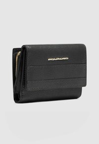 Zwarte leren portemonnee met een gestructureerde afwerking, voorzien van een gouden logo en een ritsvak. Compact ontwerp met kaartsleuven en een omslagklep.
