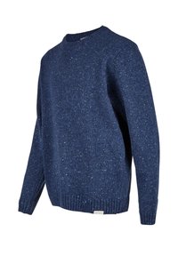 Navyblauer Strickpullover mit strukturiertem Finish, ausgestattet mit einem Rundhalsausschnitt sowie gerippten Bündchen und Saum. Enthält ein kleines Markenlabel am unteren Ende.