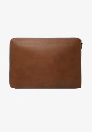 Étui pour ordinateur portable en cuir marron avec une texture lisse, doté d'une couture discrète et d'une fermeture zippée en haut. Marquage minimal en relief au bas.