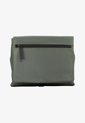 Pochette compacte en tissu vert olive avec une poche zippée noire à l'avant et un logo embossé discret dans le coin inférieur droit.