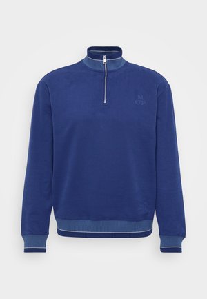 Marineblå kvart-zip hettegenser med ribbede mansjetter og kant, oppreist krage og diskret preget logo på øvre bryst.