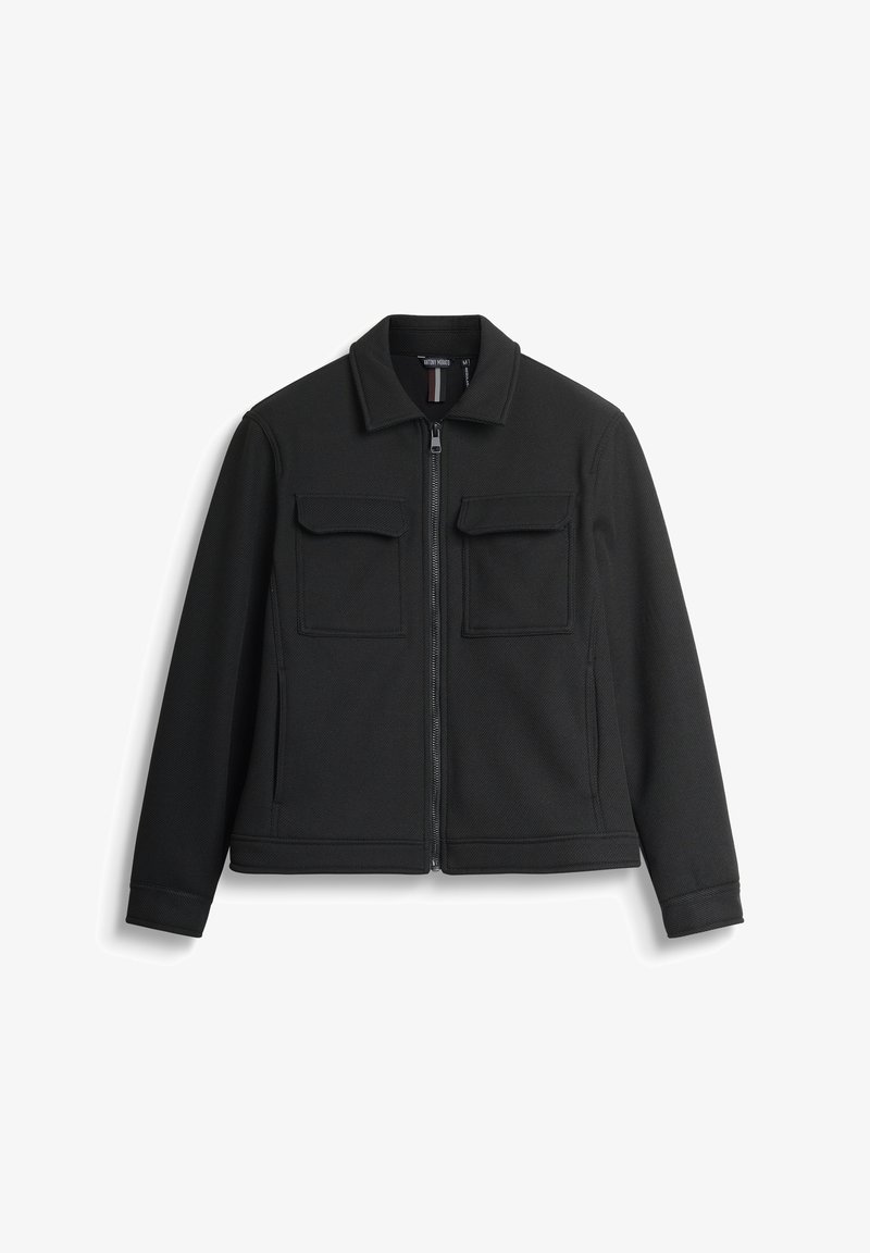 Veste noire avec fermeture éclair sur le devant, deux poches poitrine et un col. Présente une texture lisse et des manches ajustées.