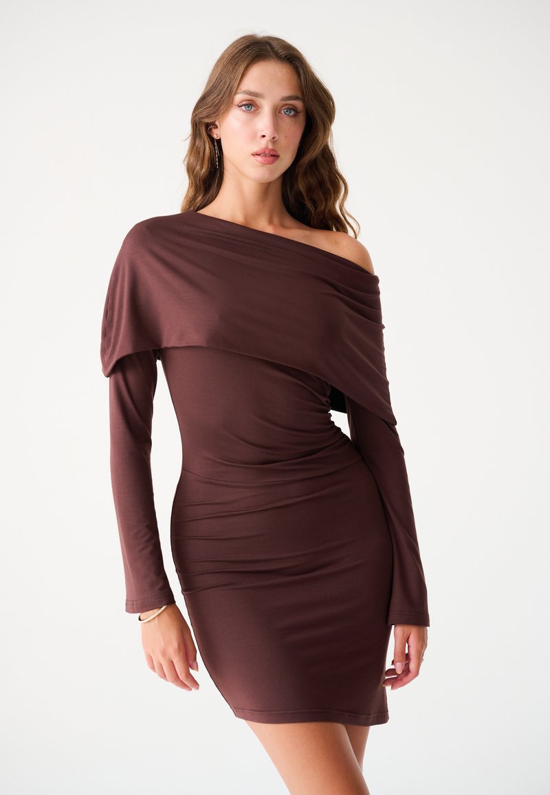 Brązowa sukienka bodycon z długimi rękawami, bez ramiączek, gładka faktura i marszczony detal przy talii.