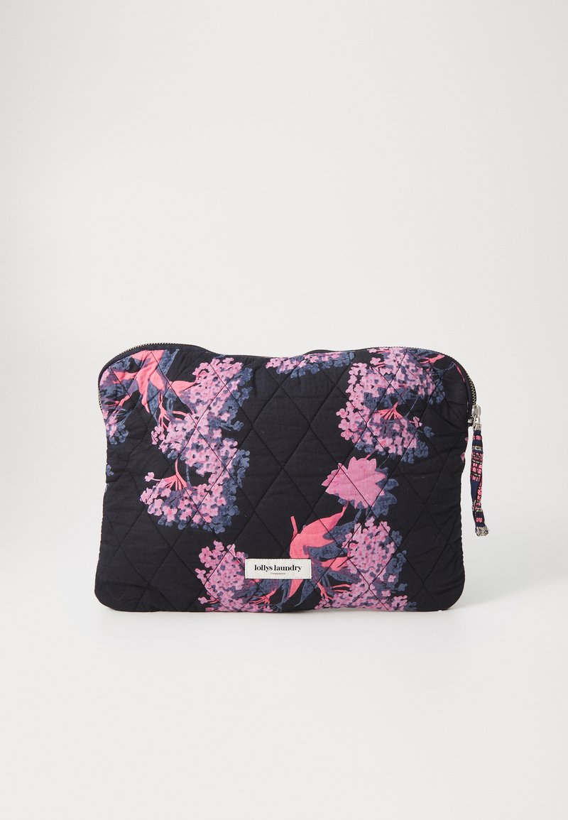 Quiltad svart tygpåse med rosa och lila blommönster, dragkedjestängning och en dekorativ dragring. Har en liten logotypetikett.